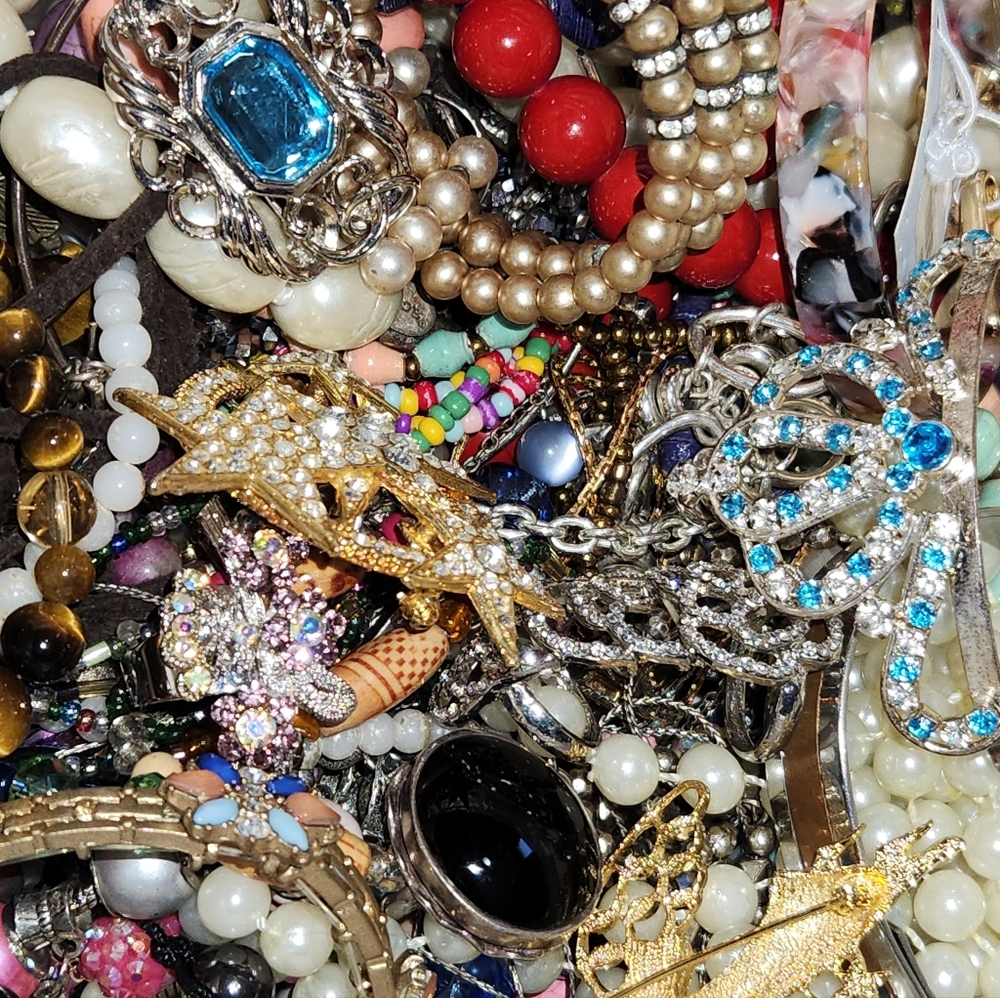 #2051, RETRO ESTATE JEWELRY LOT, ALL GREAT TO WEAR. Please READ DESCRIPTION.